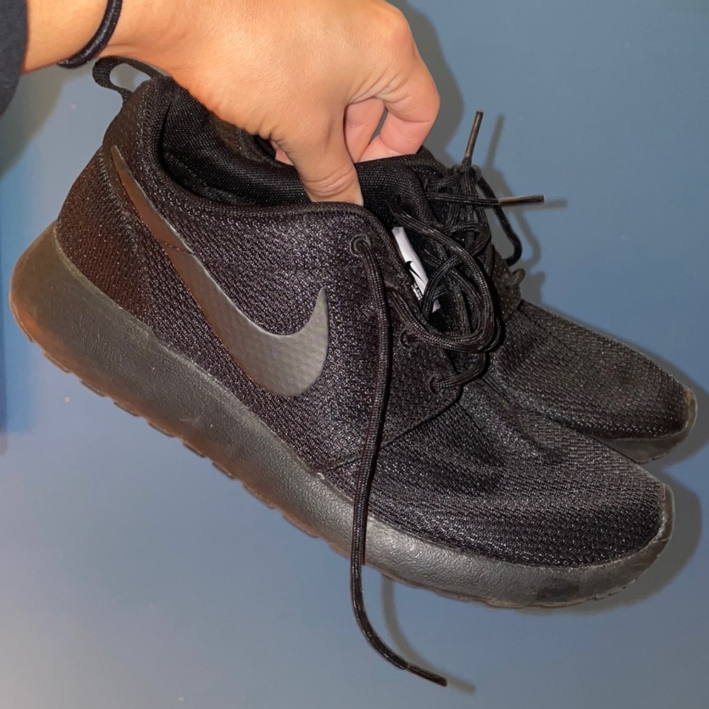 Triple black Nike Roshes!
